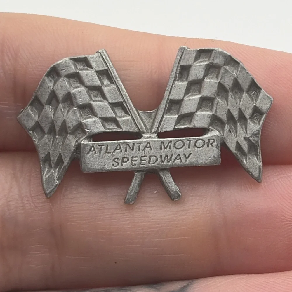 Atlanta Motor Speedway Crossed Racing Flags Silver Tone Pewter Lapel Hat Pin